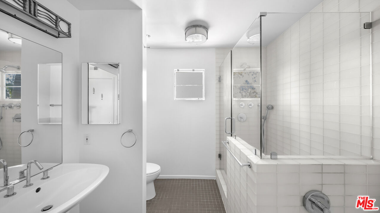 1025 S Westgate Ave Unit: 201