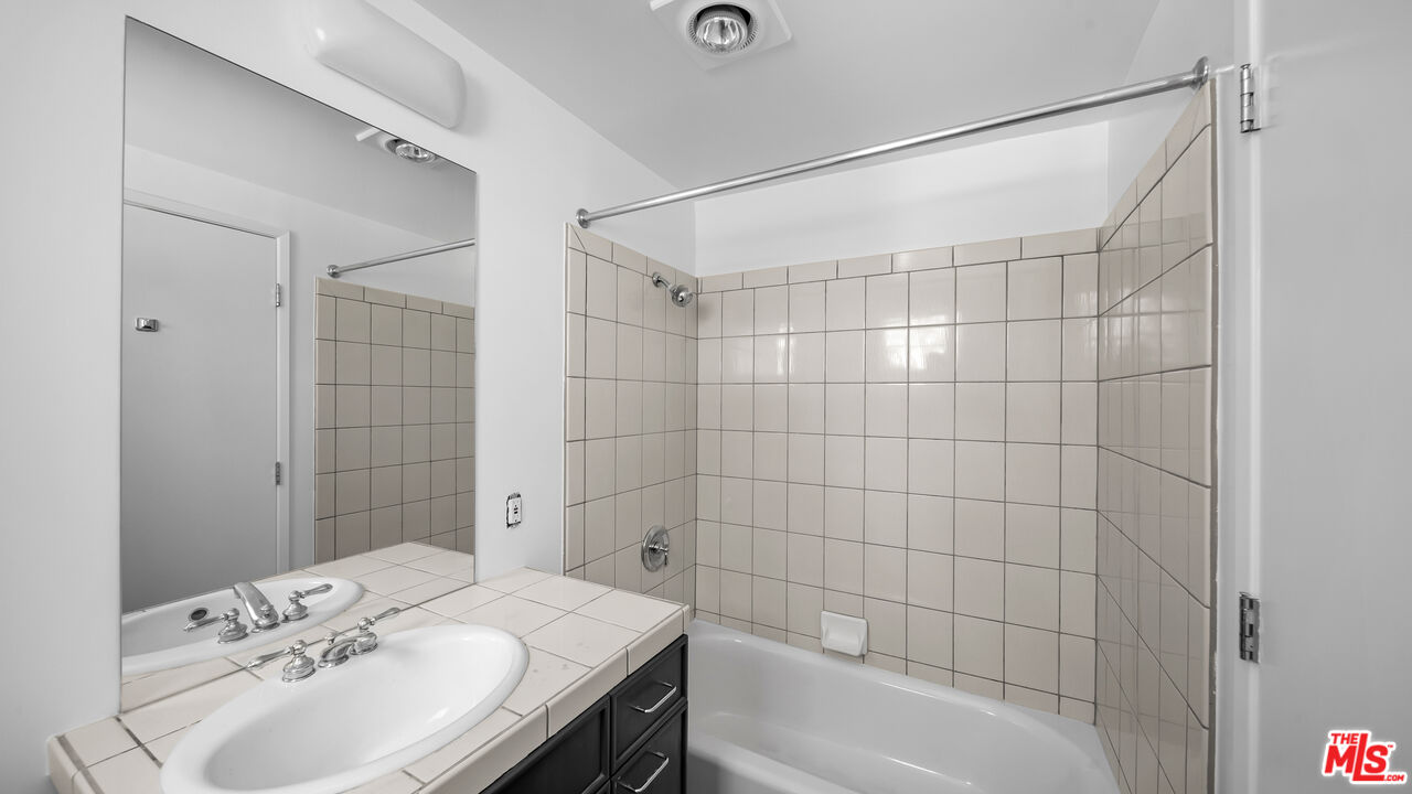 1025 S Westgate Ave Unit: 201