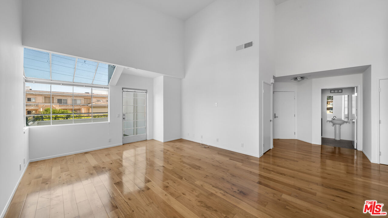 1025 S Westgate Ave Unit: 201