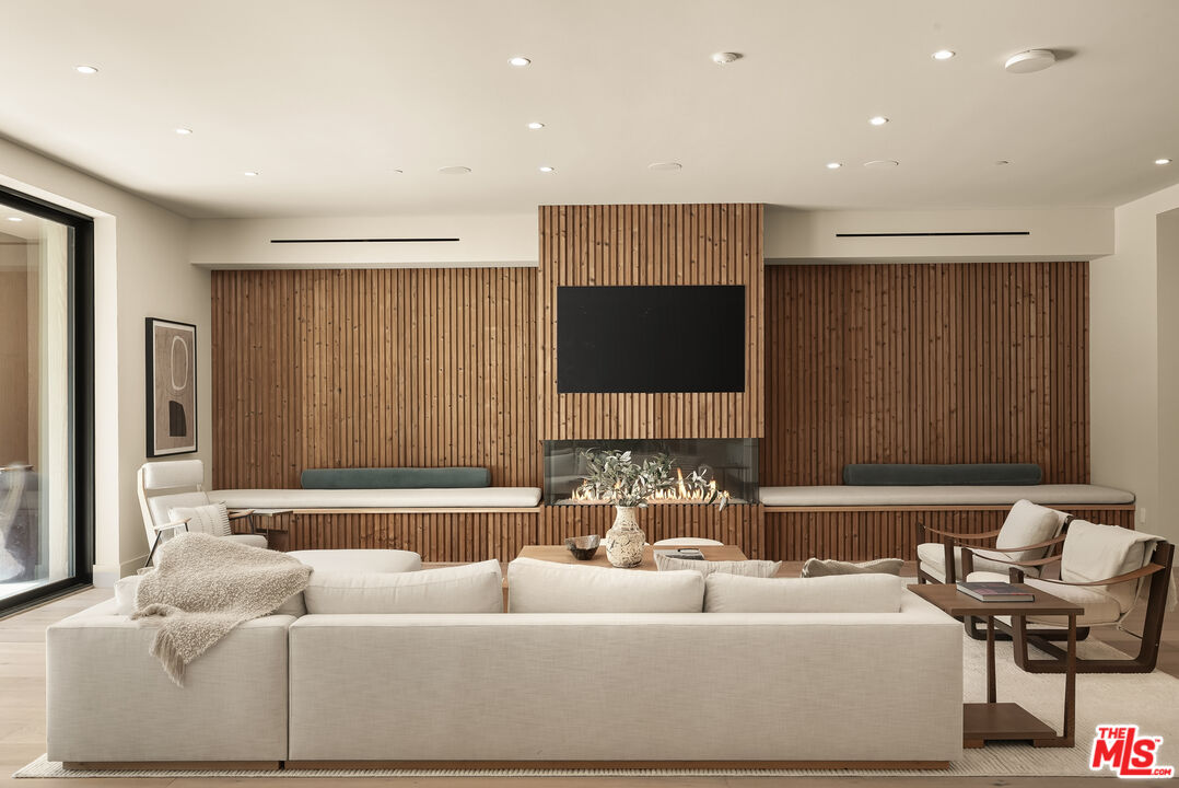 5287 Round Meadow Rd