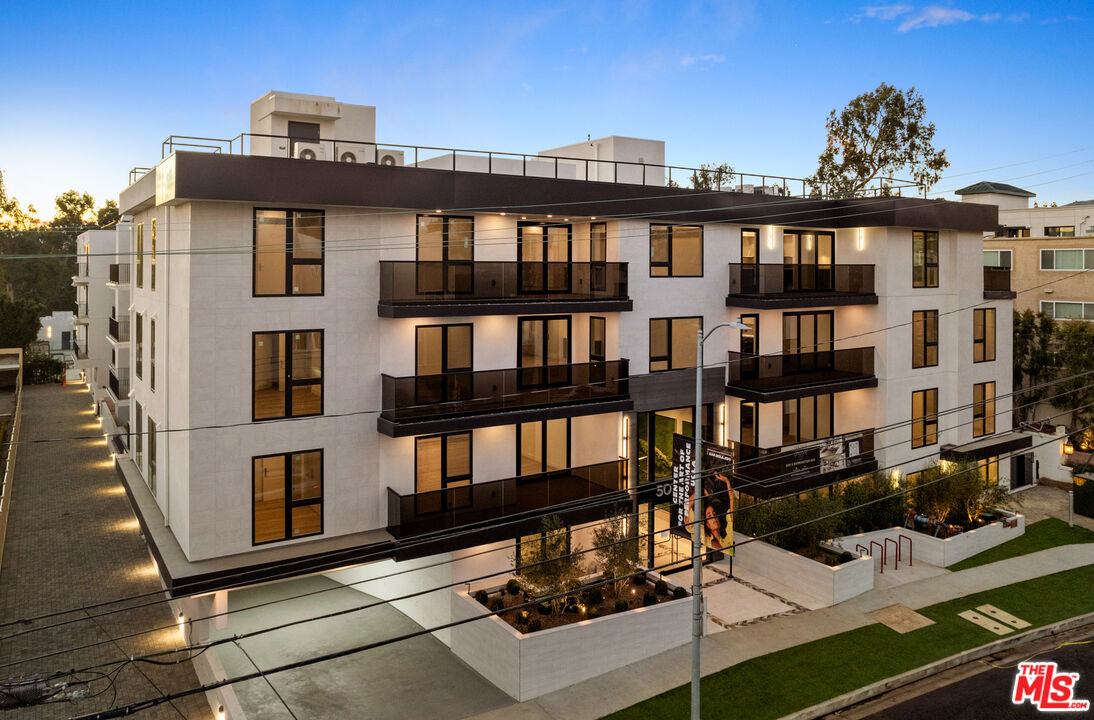 505 S Barrington Ave Unit: 401