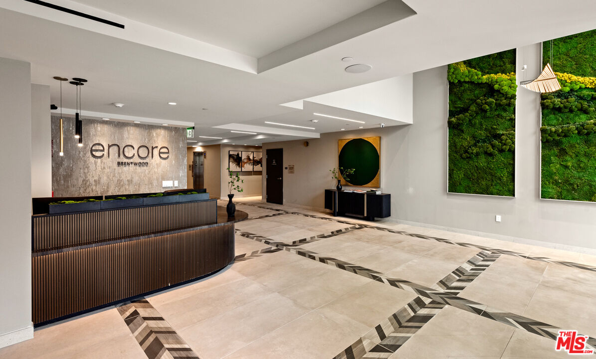 505 S Barrington Ave Unit: 401