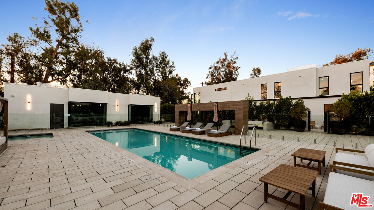 505 S Barrington Ave Unit: 401