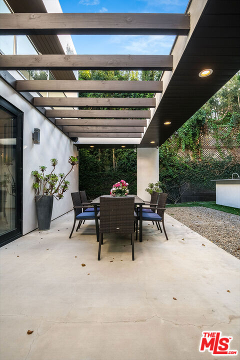 2017 Benedict Canyon Dr