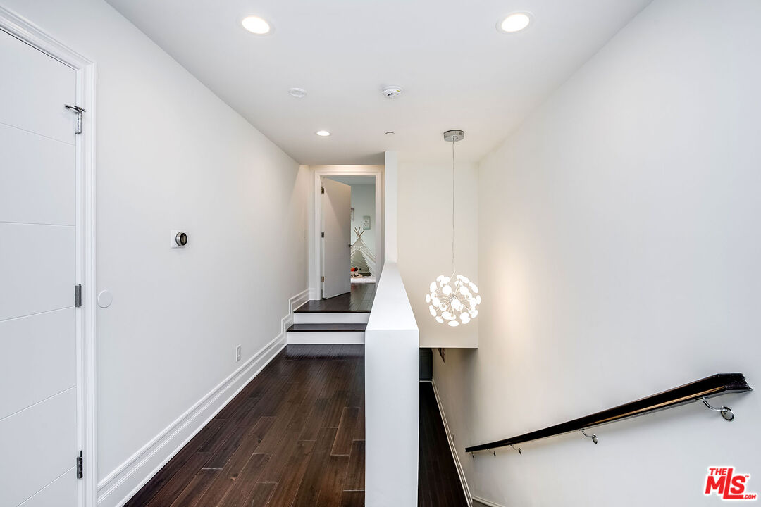 2017 Benedict Canyon Dr