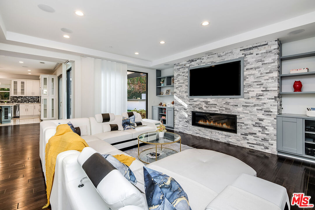 2017 Benedict Canyon Dr