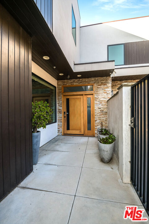 2017 Benedict Canyon Dr