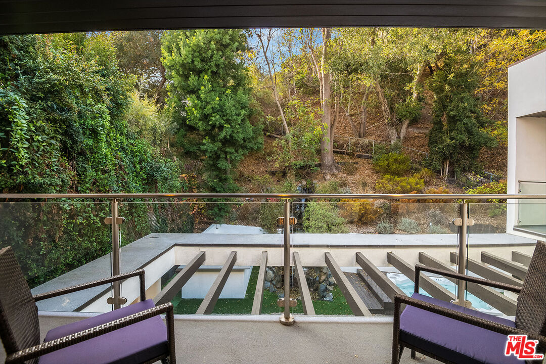 2017 Benedict Canyon Dr