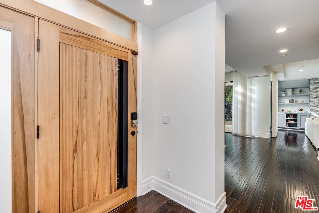 2017 Benedict Canyon Dr