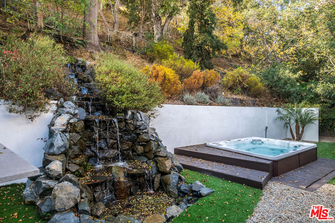 2017 Benedict Canyon Dr