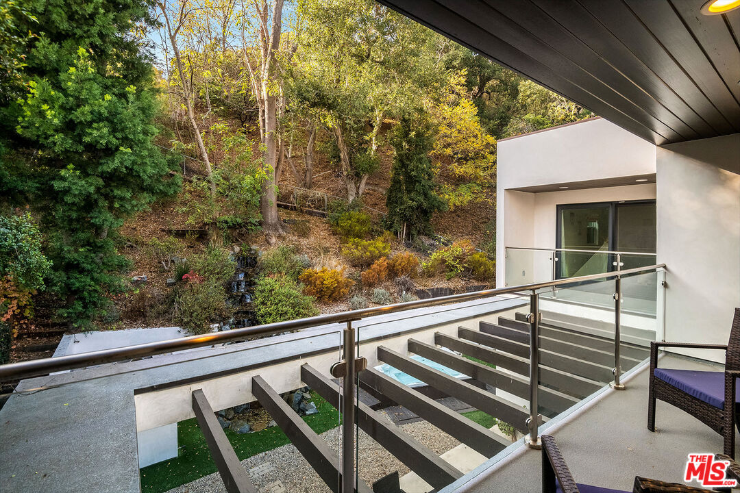 2017 Benedict Canyon Dr