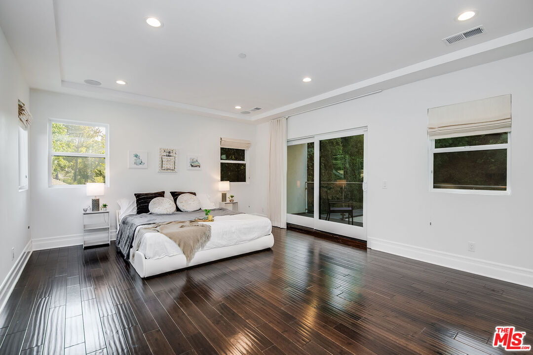 2017 Benedict Canyon Dr