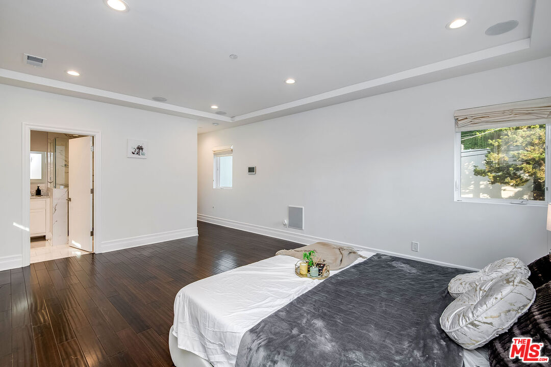 2017 Benedict Canyon Dr