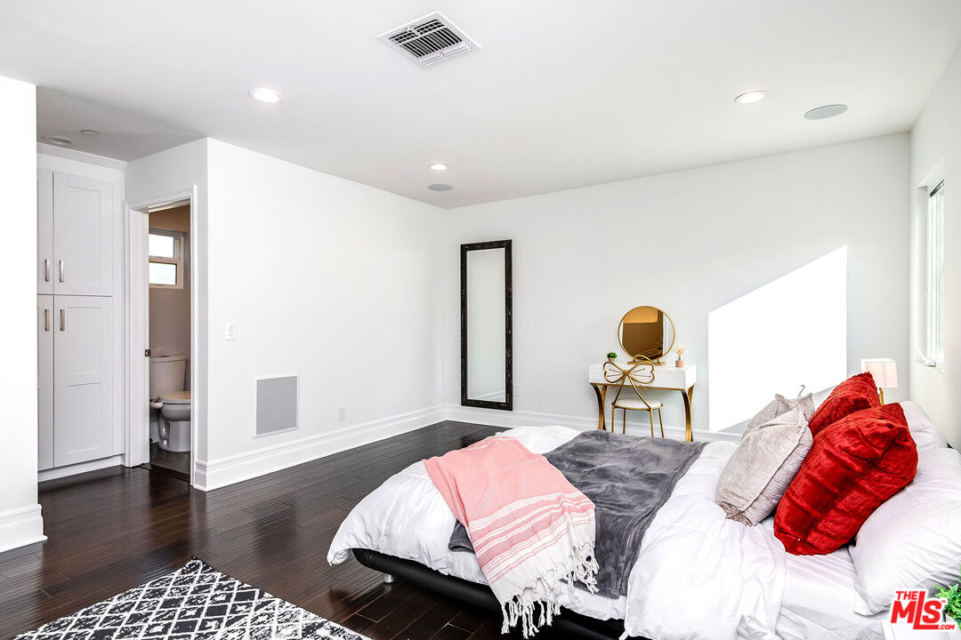 2017 Benedict Canyon Dr