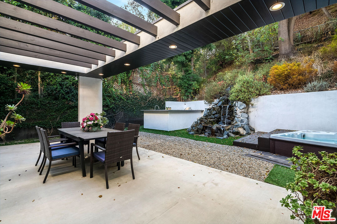 2017 Benedict Canyon Dr