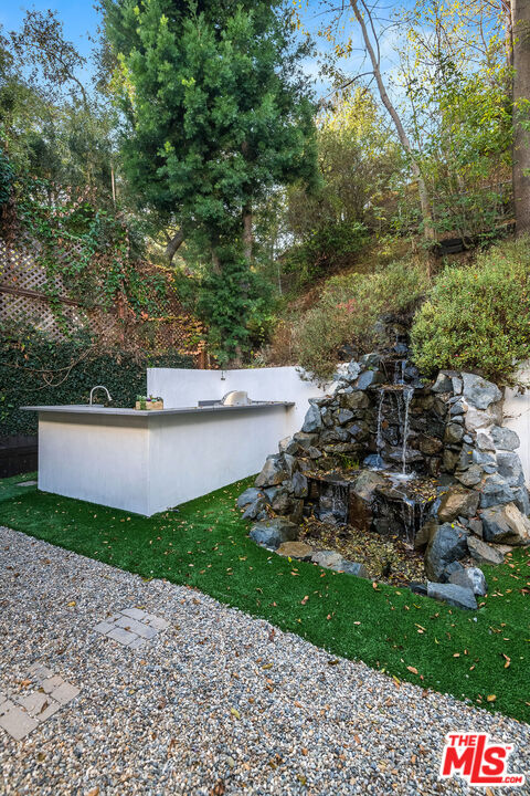 2017 Benedict Canyon Dr