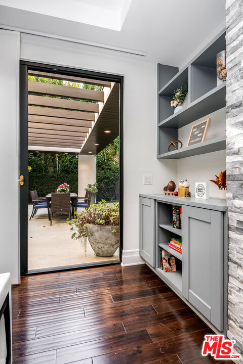 2017 Benedict Canyon Dr