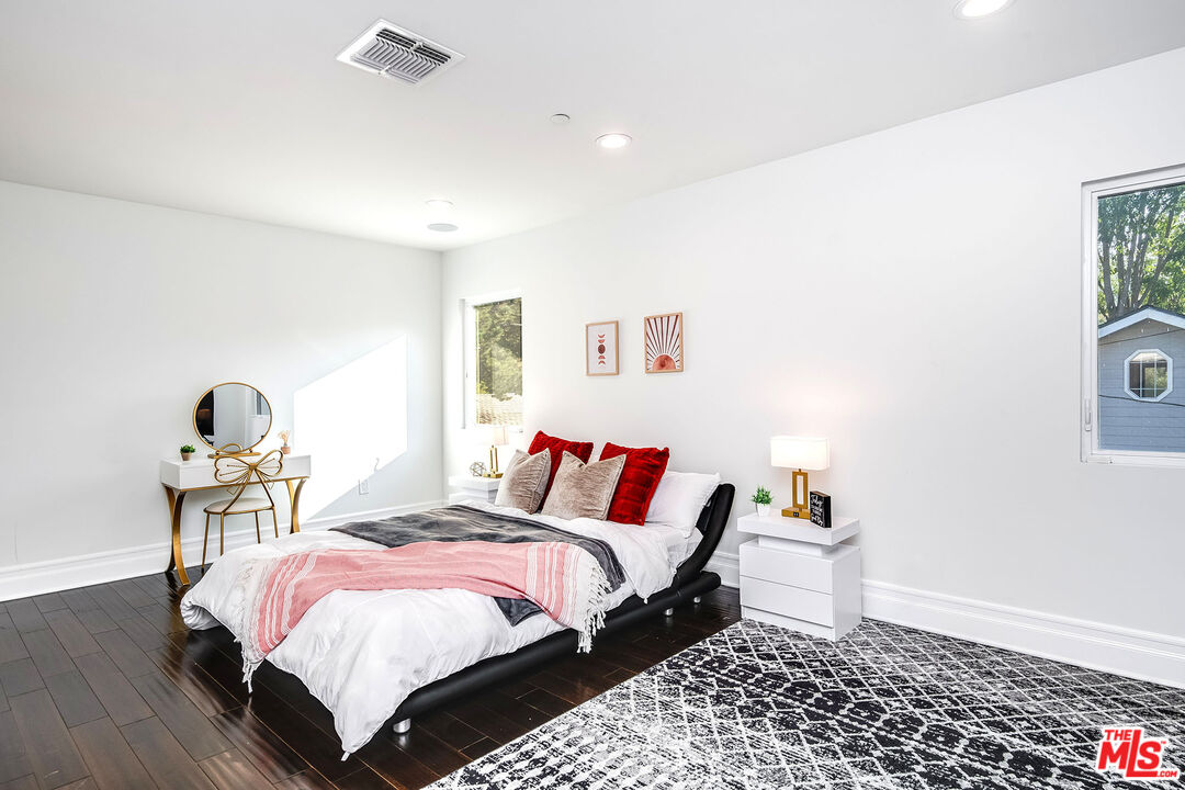 2017 Benedict Canyon Dr