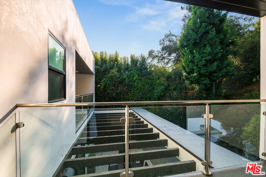 2017 Benedict Canyon Dr