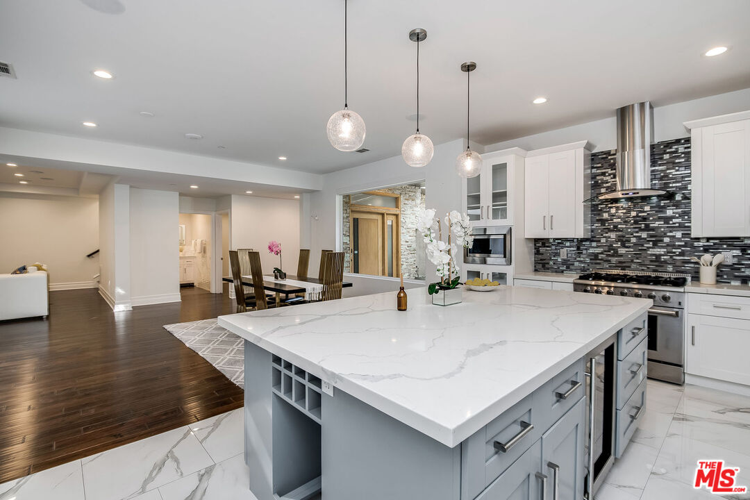 2017 Benedict Canyon Dr