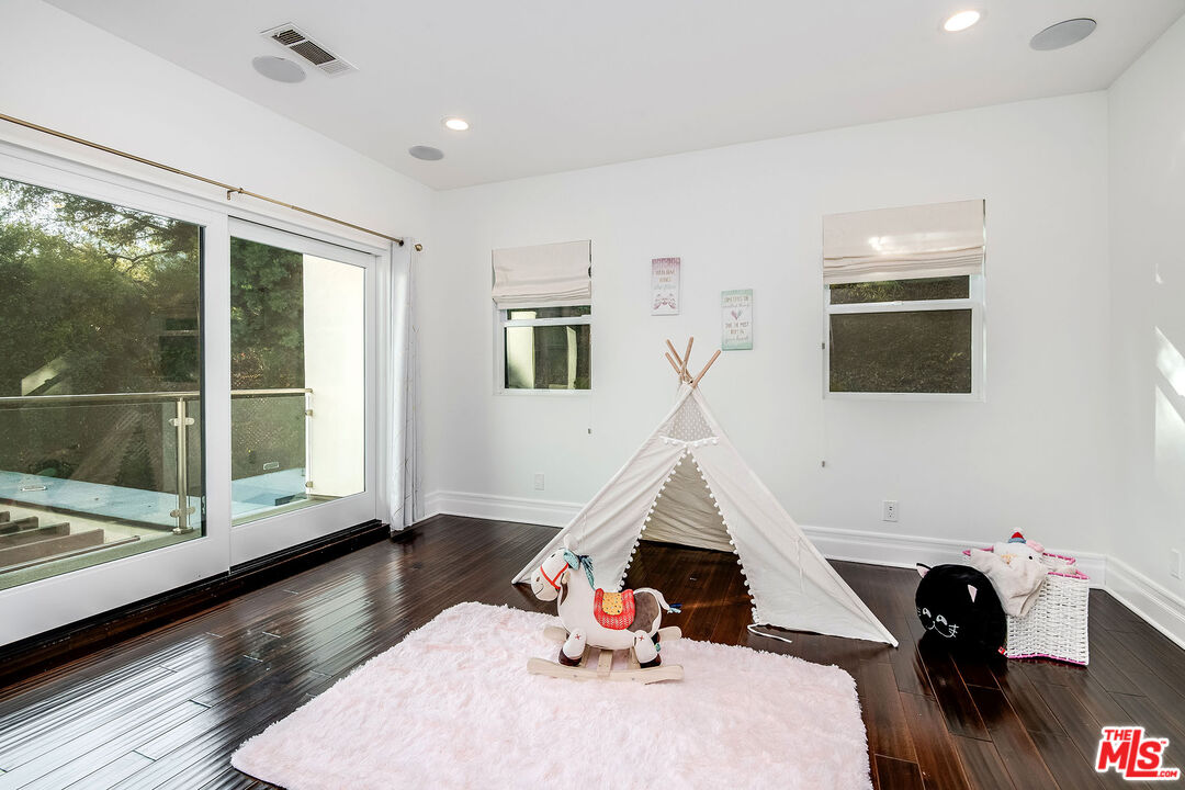 2017 Benedict Canyon Dr