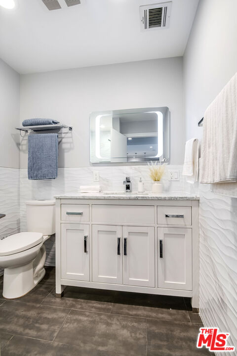 2017 Benedict Canyon Dr