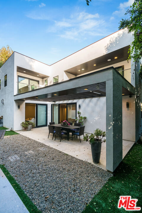 2017 Benedict Canyon Dr