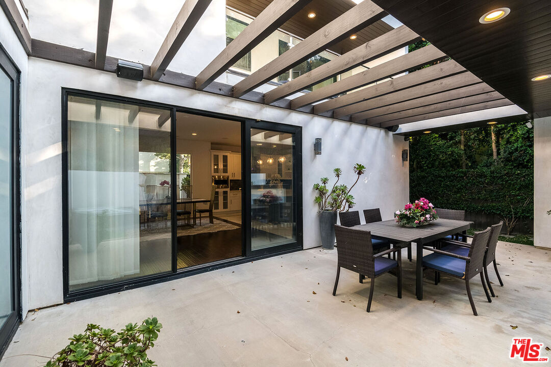 2017 Benedict Canyon Dr