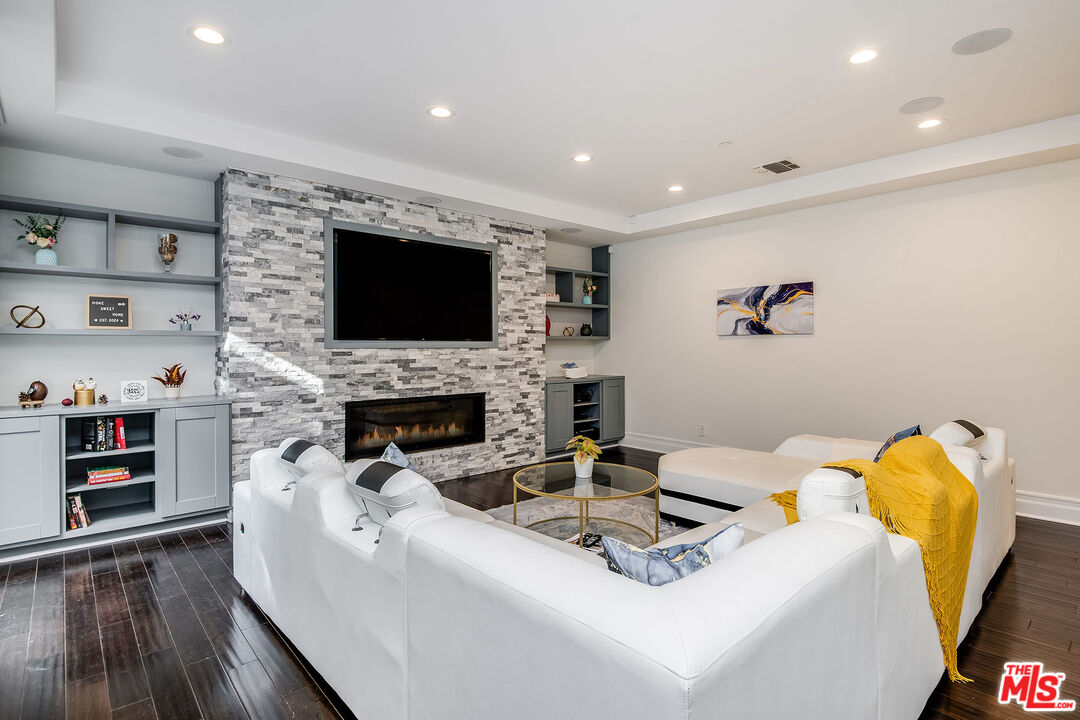 2017 Benedict Canyon Dr