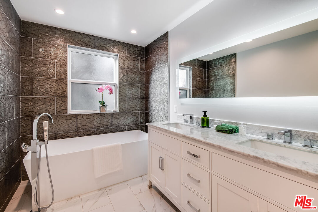 2017 Benedict Canyon Dr