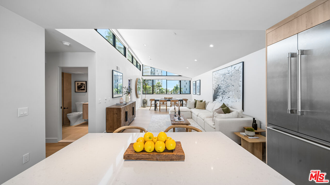 153 San Vicente Blvd Unit: PH 4C