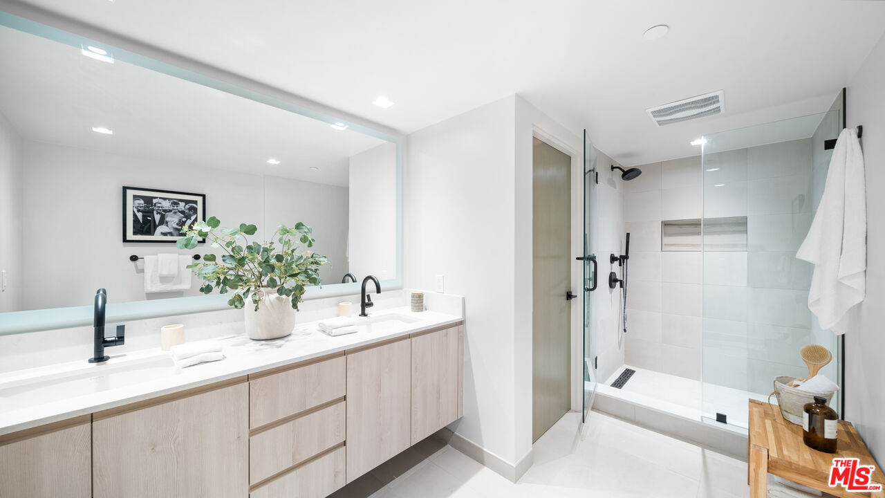 153 San Vicente Blvd Unit: PH 4C