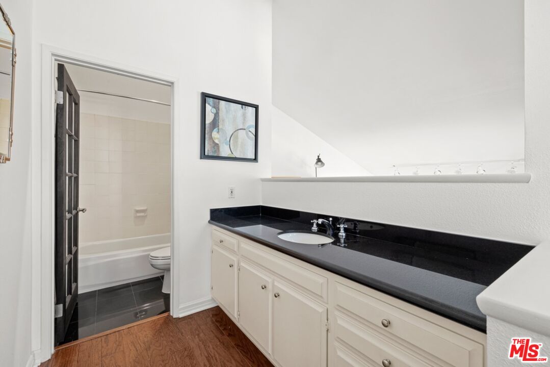 18 Union Jack St Unit: 301
