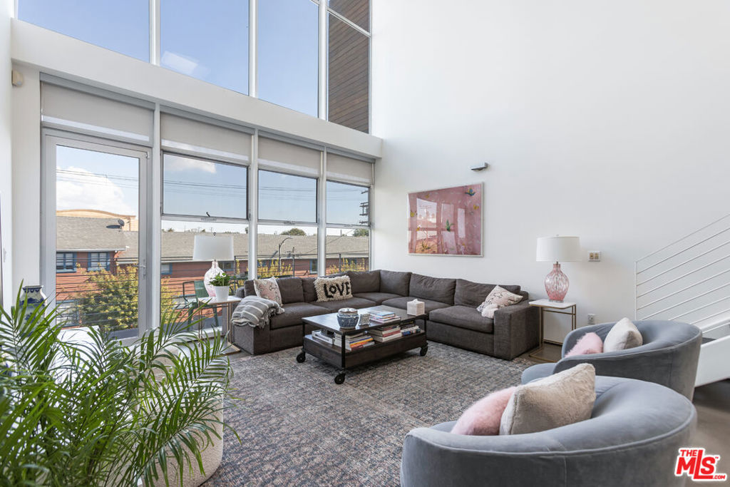 611 N Bronson Avenue Unit: 7