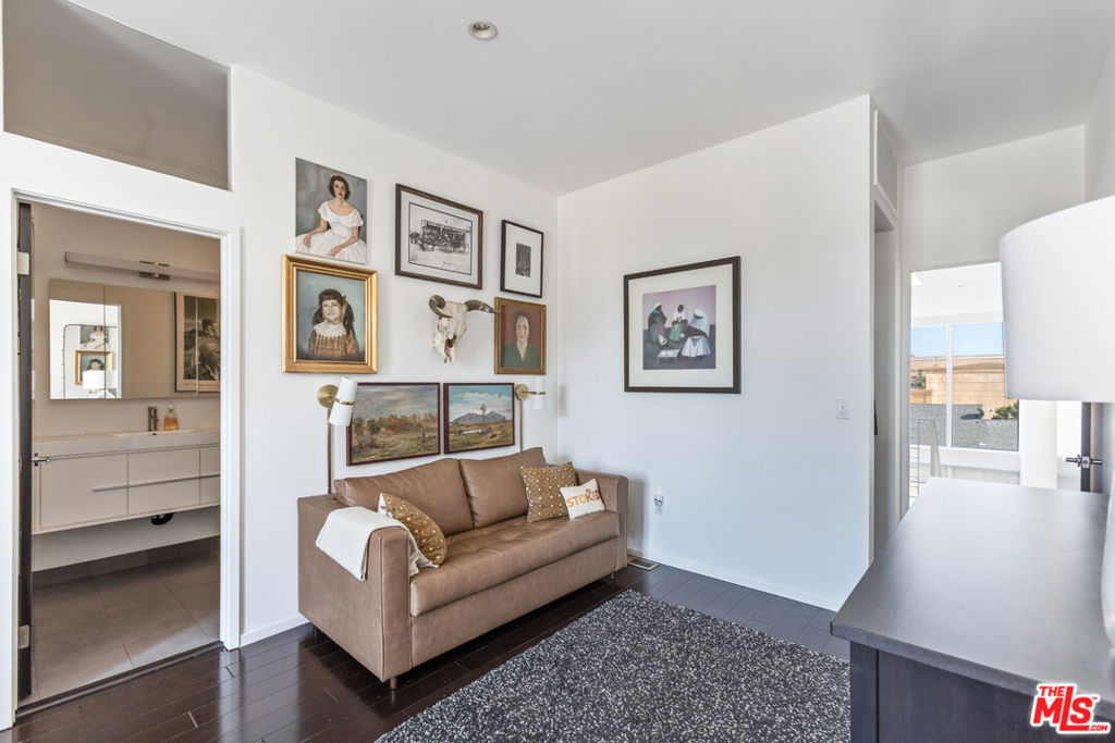 611 N Bronson Avenue Unit: 7