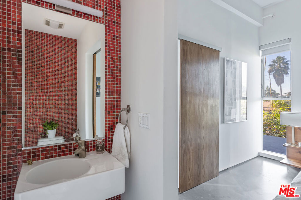611 N Bronson Avenue Unit: 7