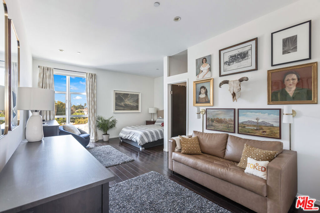 611 N Bronson Avenue Unit: 7