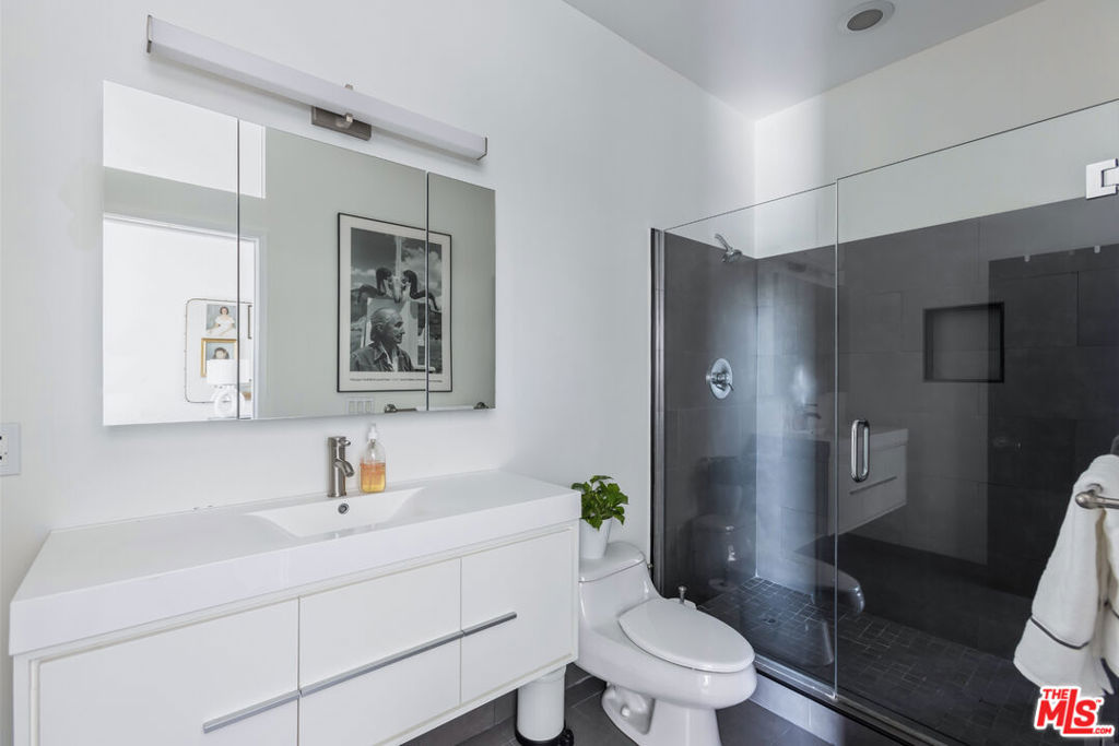 611 N Bronson Avenue Unit: 7