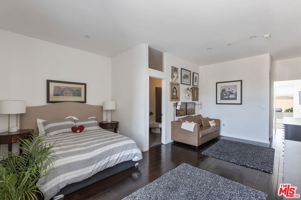 611 N Bronson Avenue Unit: 7