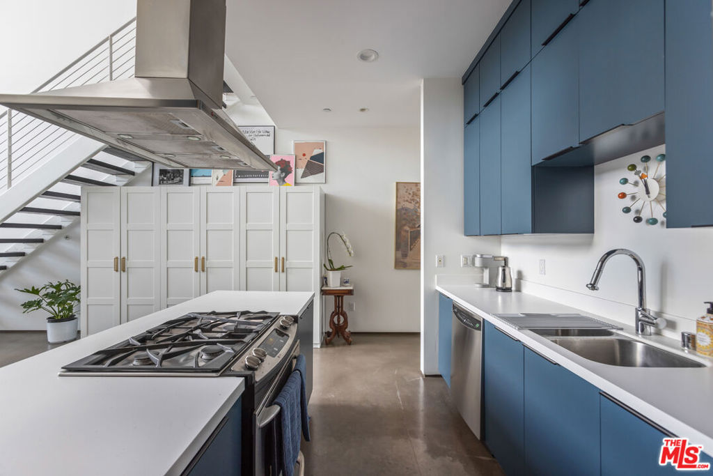 611 N Bronson Avenue Unit: 7