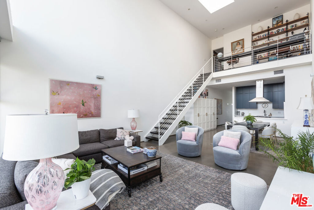 611 N Bronson Avenue Unit: 7