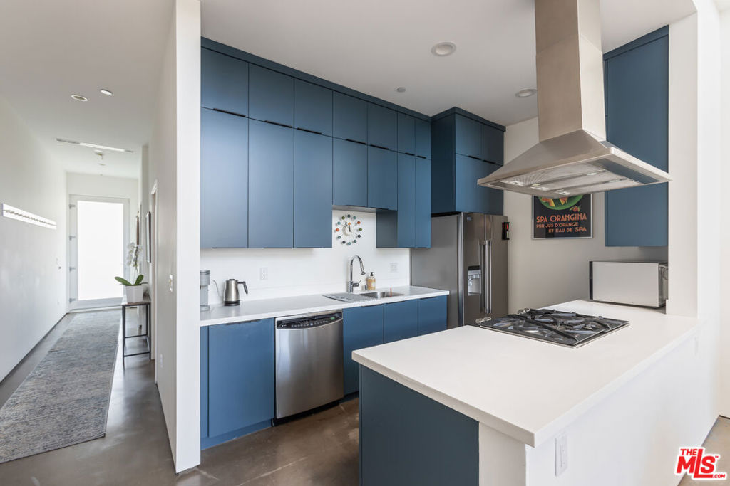 611 N Bronson Avenue Unit: 7