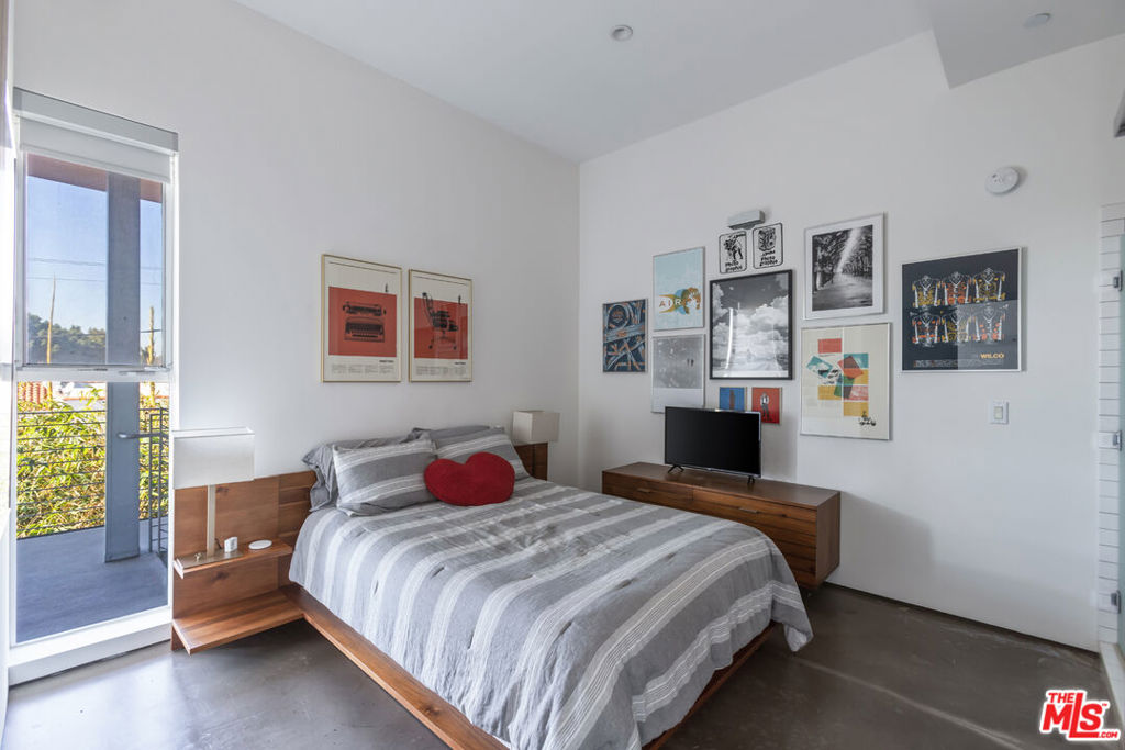 611 N Bronson Avenue Unit: 7