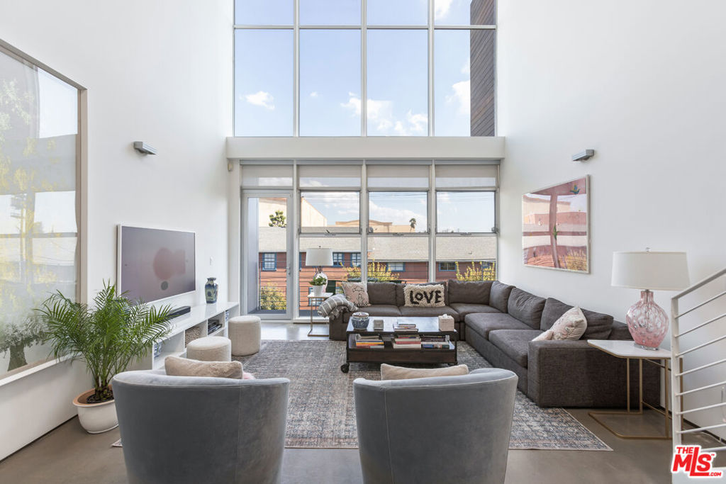 611 N Bronson Avenue Unit: 7