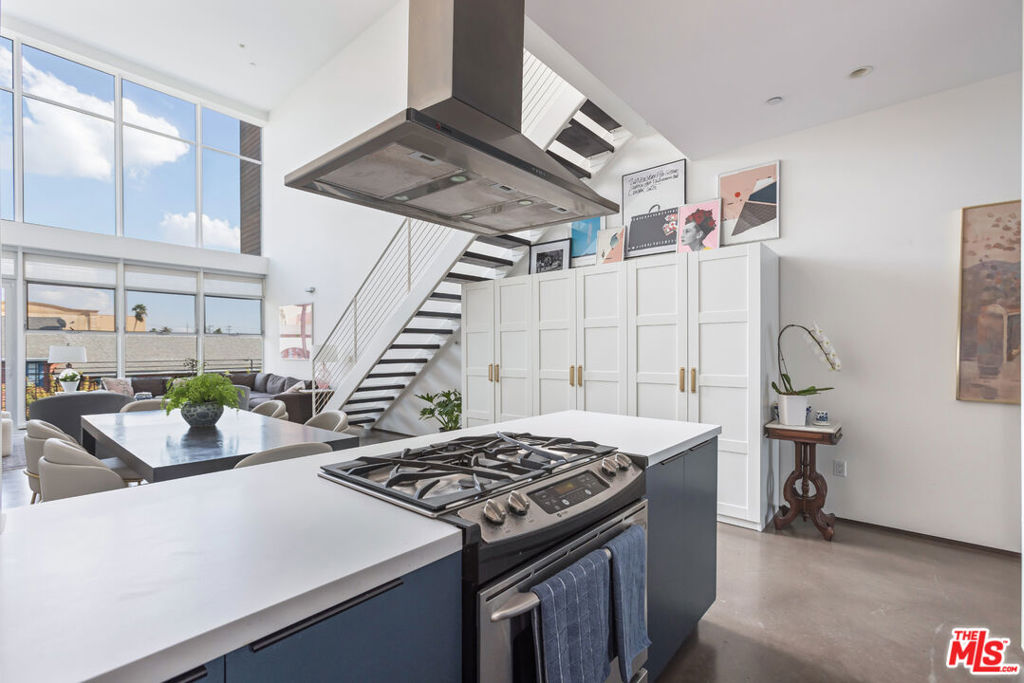 611 N Bronson Avenue Unit: 7