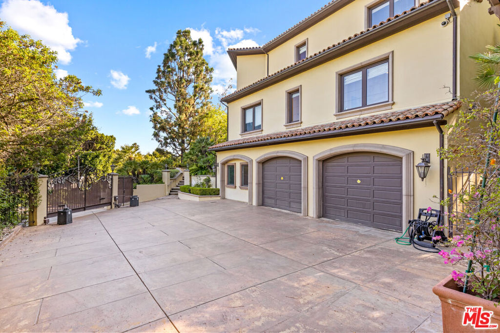 1041 Summit Drive