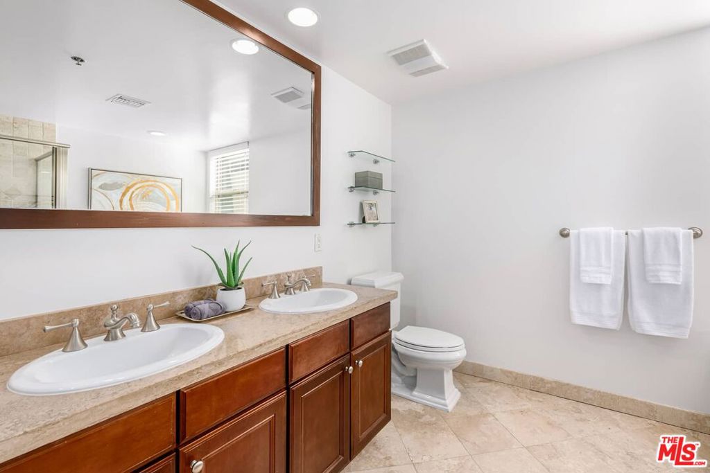 122 N Clark Drive 402