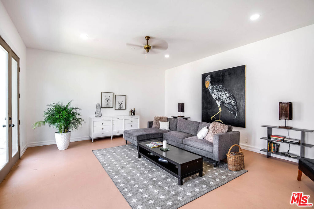 502 N Citrus Avenue
