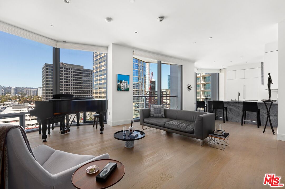 211 W Elm Ct Unit: 9E