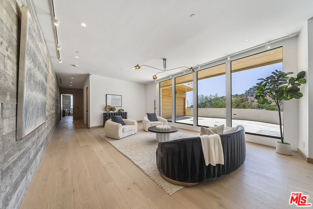 6825 Mulholland